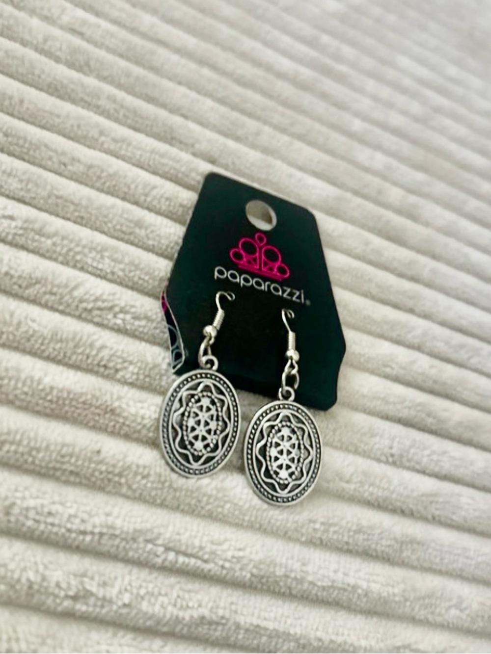 Paparazzi Silver Oval Filigree Dangle Earrings - Silver